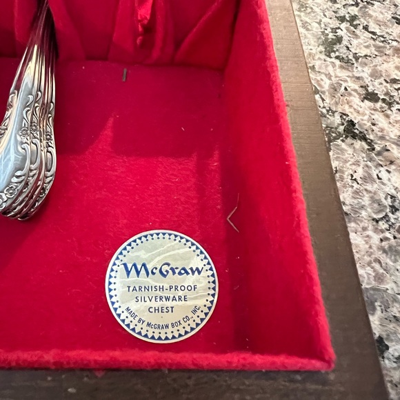 Vintage McGraw Tarnish Proof Silverware Chest with 62 Northland Stainless Pieces - Picture 6 of 12